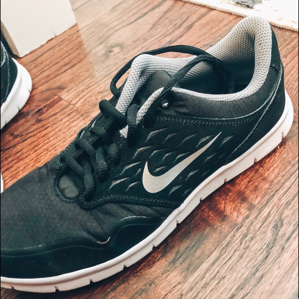 NWOT black nike tennis shoes